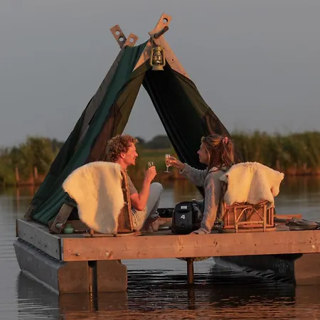 Úszó hotel Campingraft *